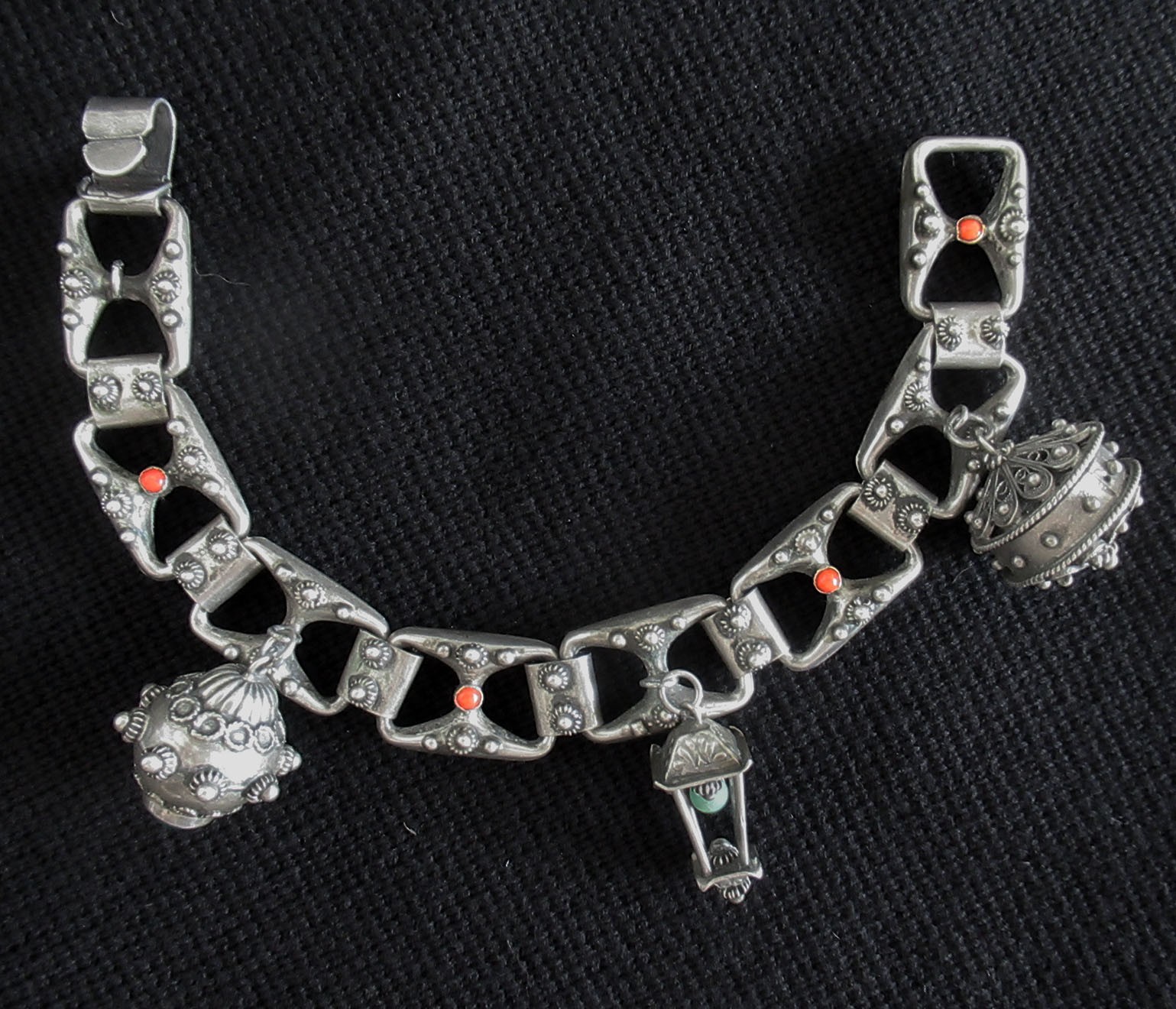 VINTAGE ITALY ETRUSCAN CANNETILLE FOB 800 STERLING & CORAL BRACELET, 43 GRAMS
