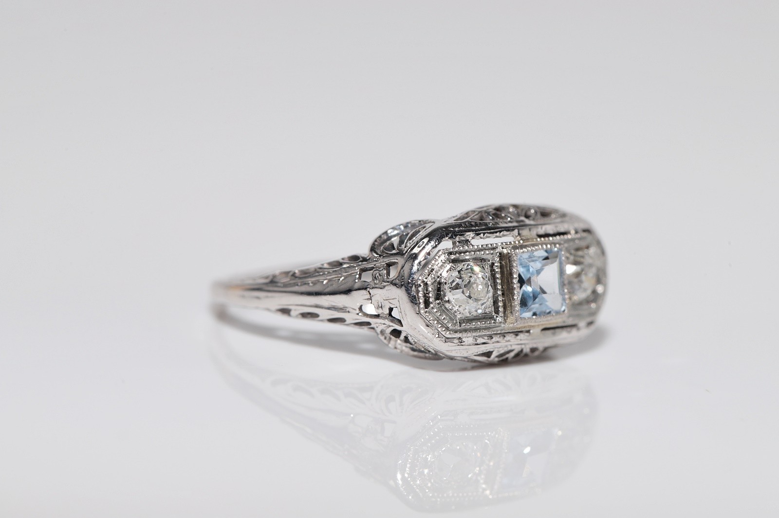 Antique Circa 1920s Art Deco 18k Gold Natural Diamond And Aqua Marine Ring