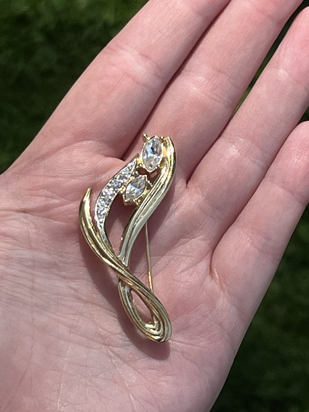 Vintage Trifari Gold Tone Rhinestone Swirl Ribbon Brooch Pin Clear Marquise 2”