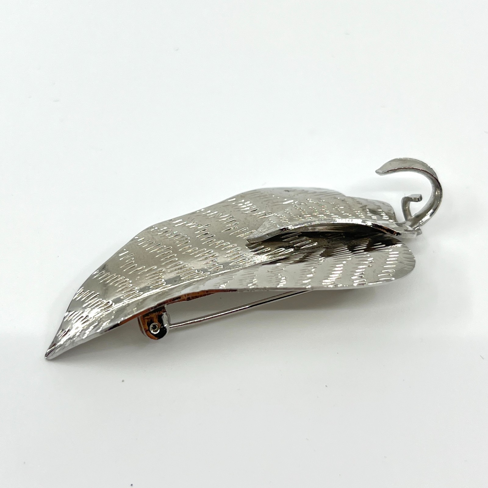 Vintage Silver Tone Textured Leaf Brooch Retro Nature Inspired Pin Classic