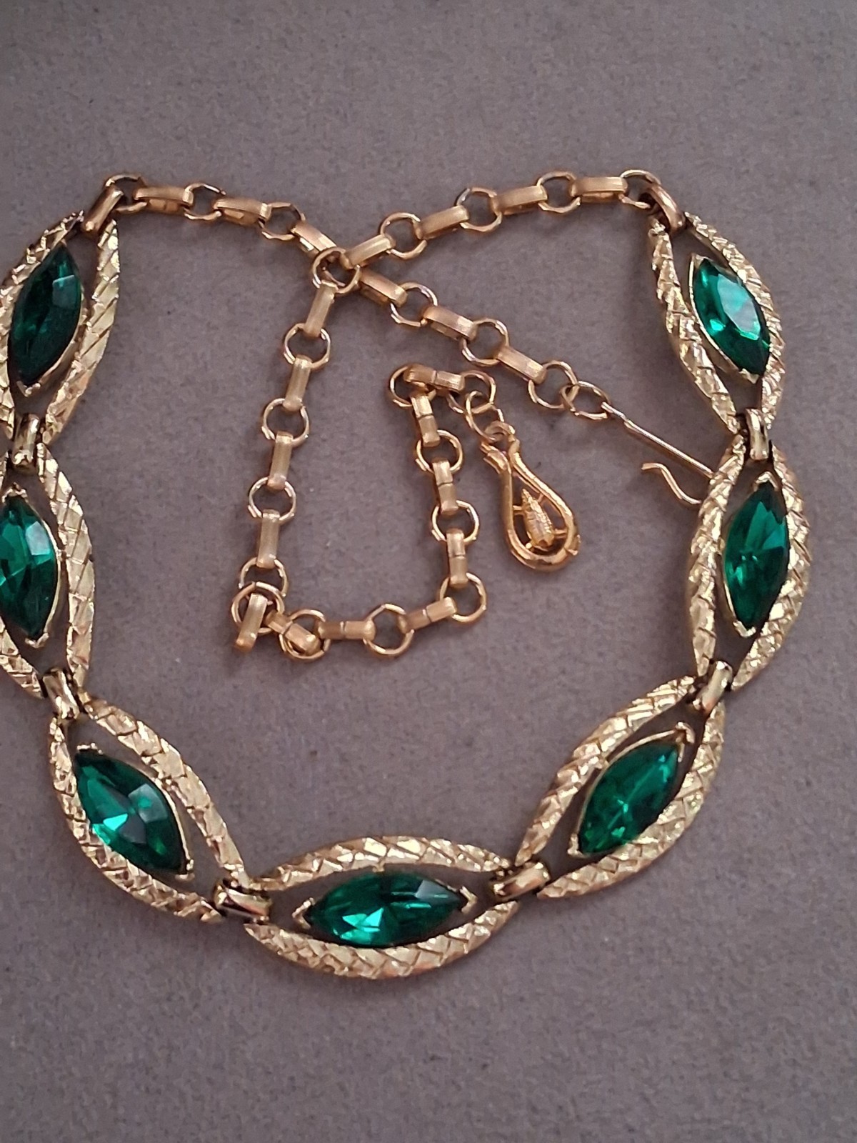 Coro emerald green marquise-cut chain link necklace, gold-tone, excellent condit