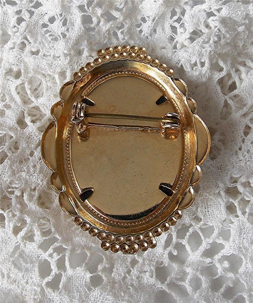 BEAUTIFUL VINTAGE MID-CENTURY WHITE & BLACK CAMEO GOLD TONE BROOCH PIN