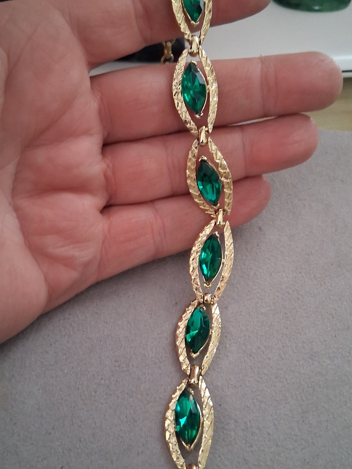 Coro emerald green marquise-cut chain link necklace, gold-tone, excellent condit