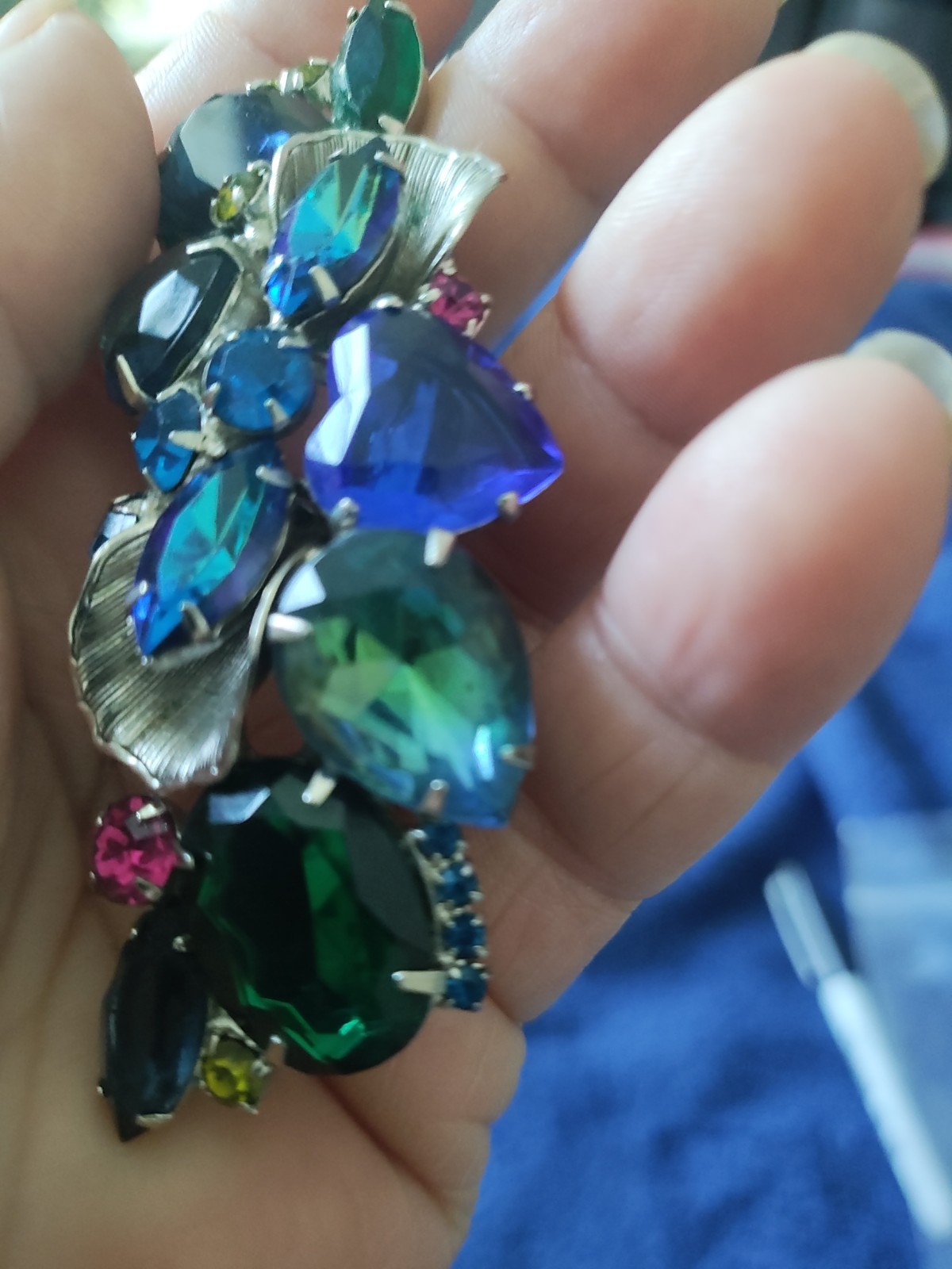 Vintage Julianna D&E 60s Brooch HELIOTROPE WATERMELON RHINESTONES. Art Glass Pin