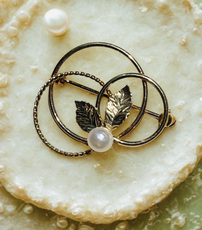 Vintage Gold Plated Faux Pearl Leaf Circle Brooch – 1” – c1950s-1960s – Feminine