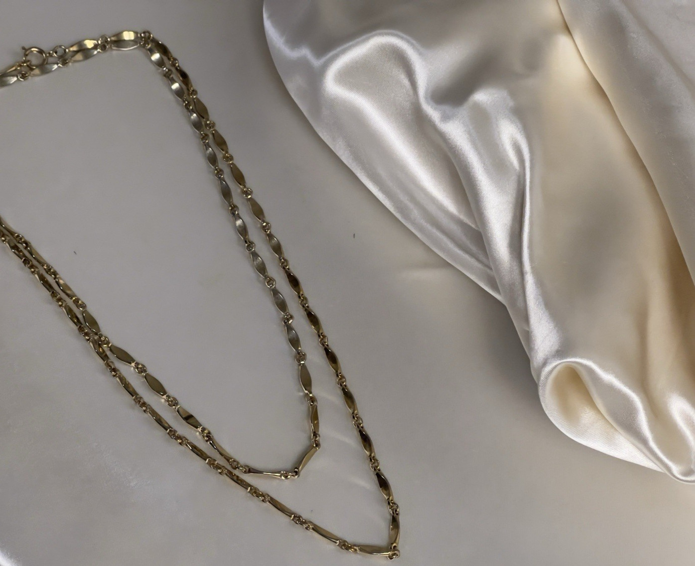 Vintage Gold Tone Twisted Bar Link Chain Necklace – 40” Layerable Length