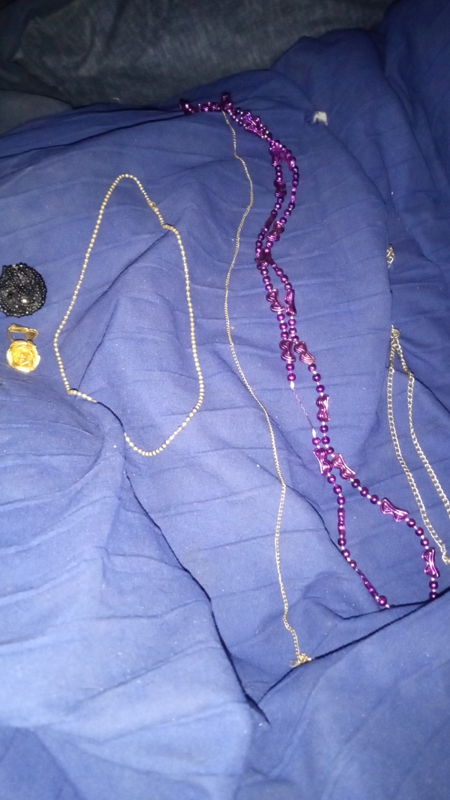 Various necklaces and a pendant. Only sure about 1 being real gold