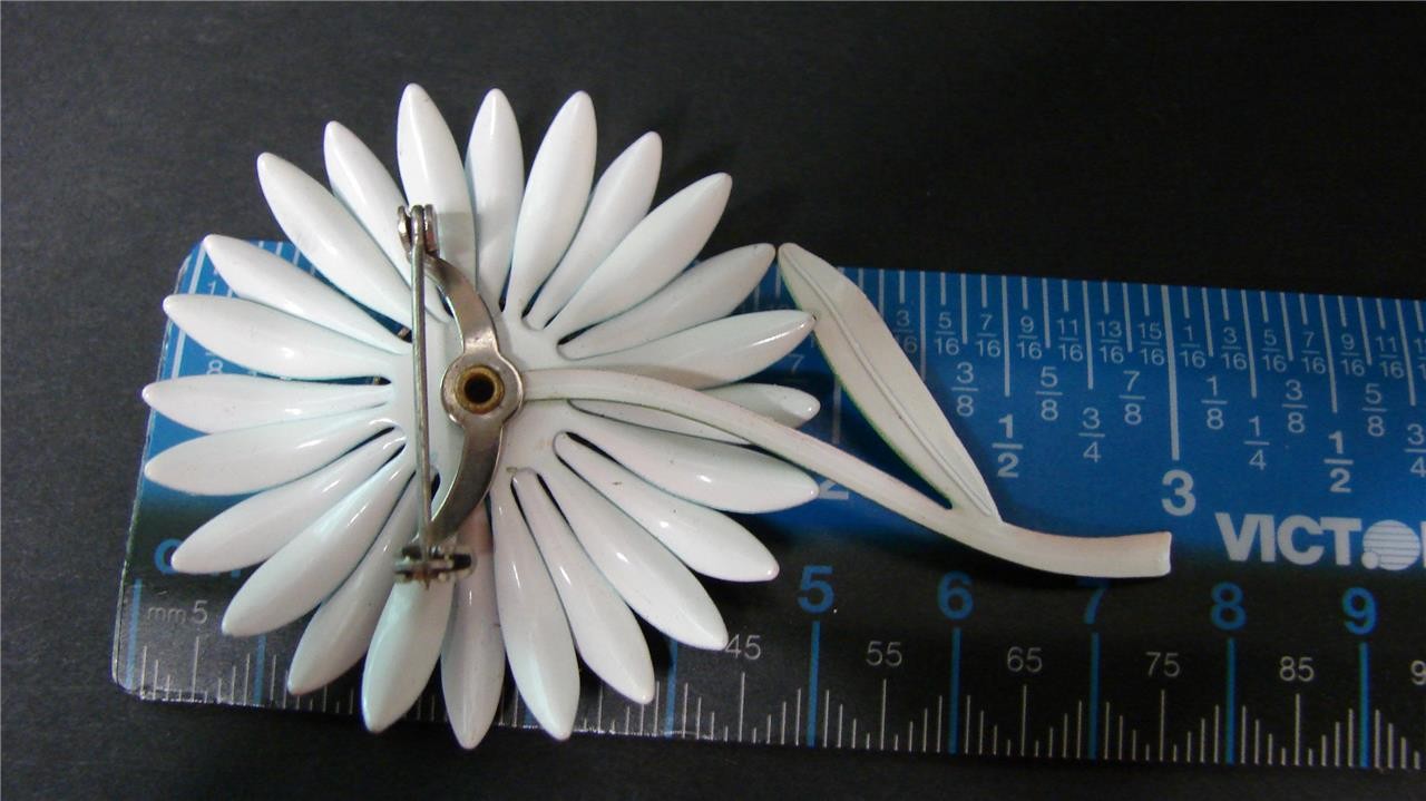 Vintage Retro Mod 60’s Blue & White Enamel Metal Daisy Flower w Stem Pin Brooch