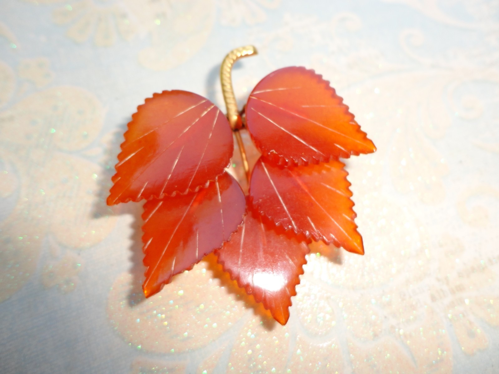 VTG ESTATE CARVED HONEY-COLORED RUSSIAN SOVIET BALTIC AMBER FIVE LEAF BROOCH PIN