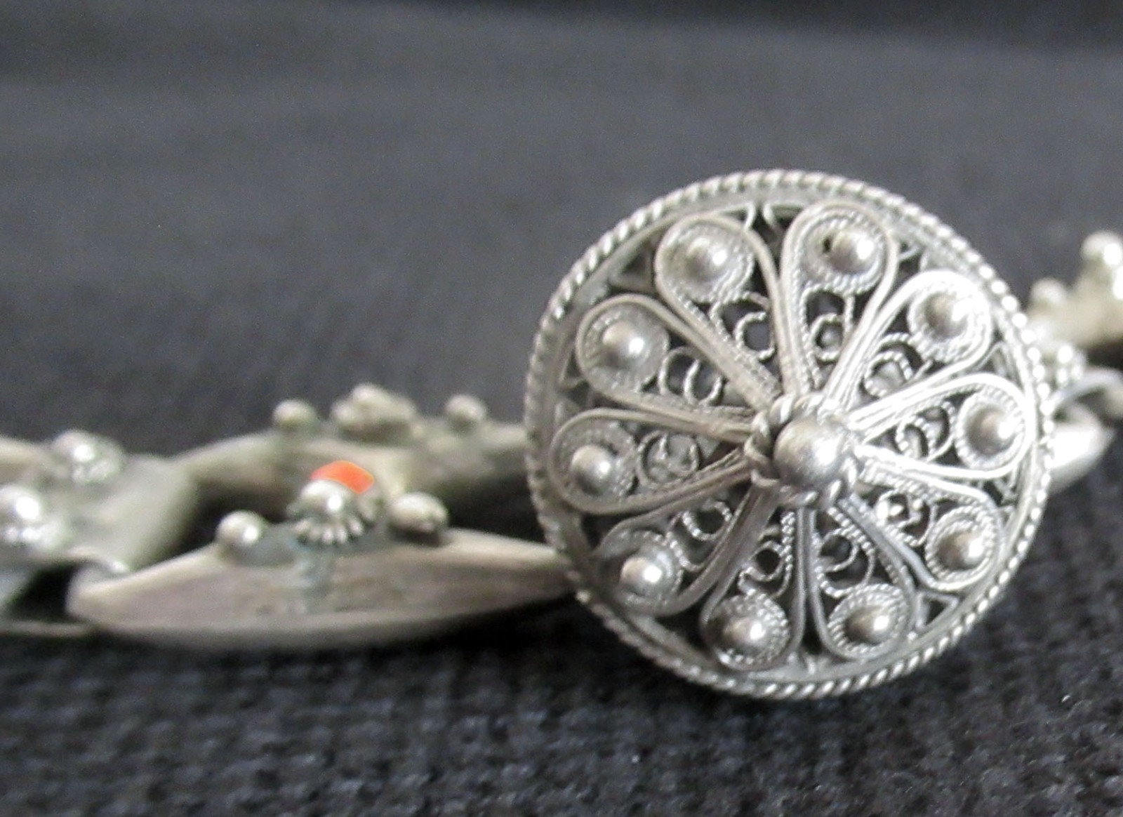 VINTAGE ITALY ETRUSCAN CANNETILLE FOB 800 STERLING & CORAL BRACELET, 43 GRAMS