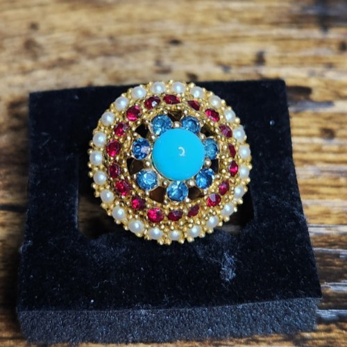 BEAUTIFUL VINTAGE (ART) SIGNED BROOCH AND CLIP-ON EARRINGS SET GOLD TONE