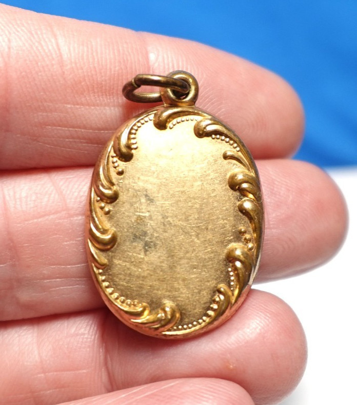 GOLD FILLED ANTIQUE OVAL FOB PENDANT RED GLASS STONES 4.5 GRAMS J-672