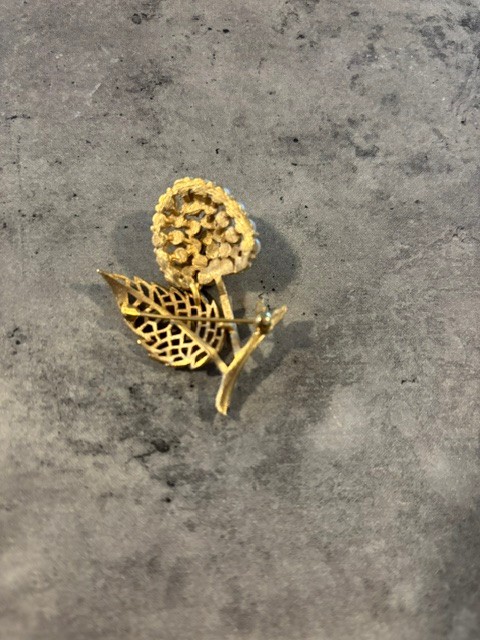 Vtg Signed Crown Trifari Gold-Tone Flower and Leaf Brooch Pin Faux Pearls