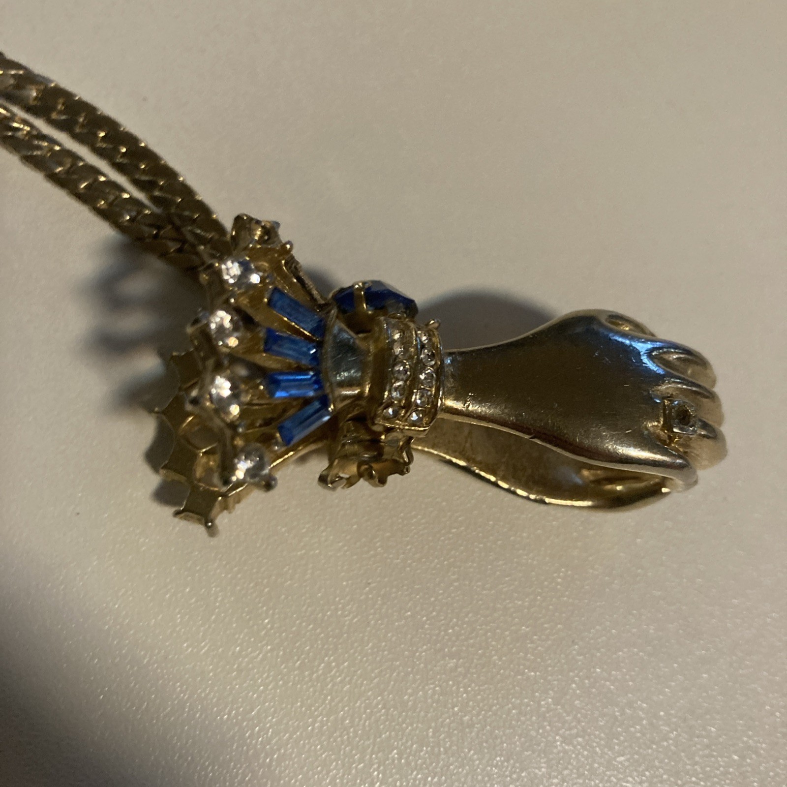 Vintage 1950 Bylle Co clasped hands glove holder clip with and blue rhinestones