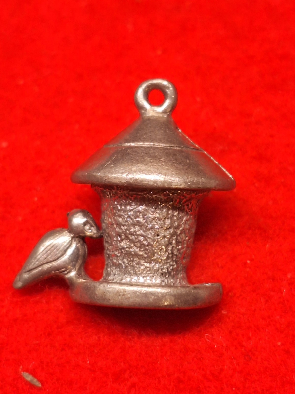 VINTAGE JIM CLIFT DESIGN BIRD AND FEEDER MADE OF PEWTER LAPEL PIN
