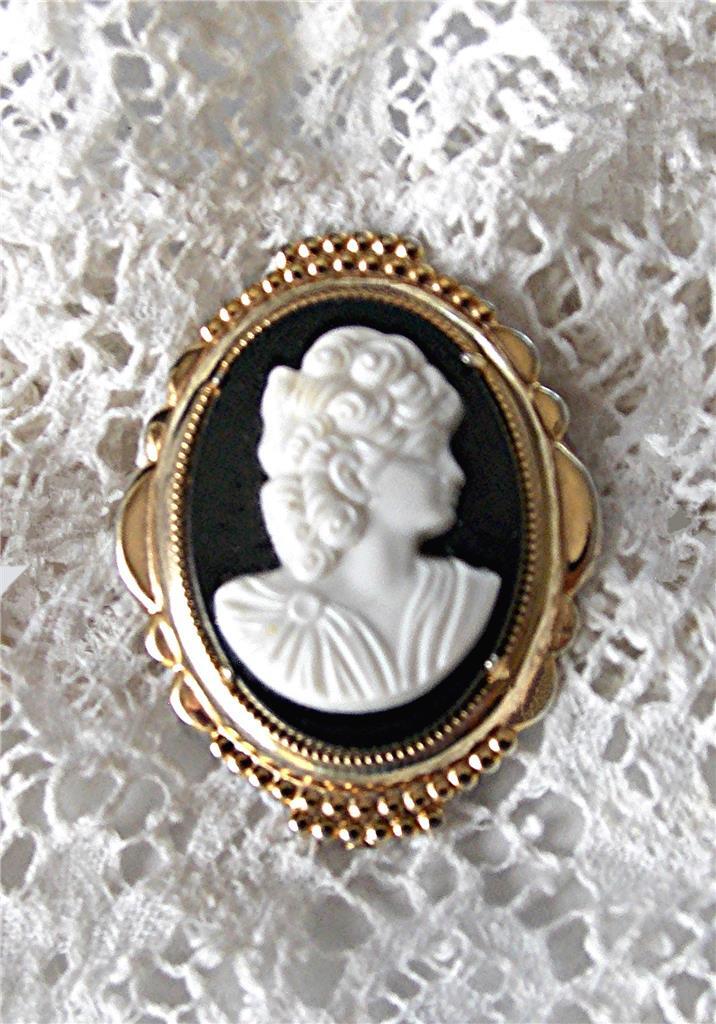 BEAUTIFUL VINTAGE MID-CENTURY WHITE & BLACK CAMEO GOLD TONE BROOCH PIN