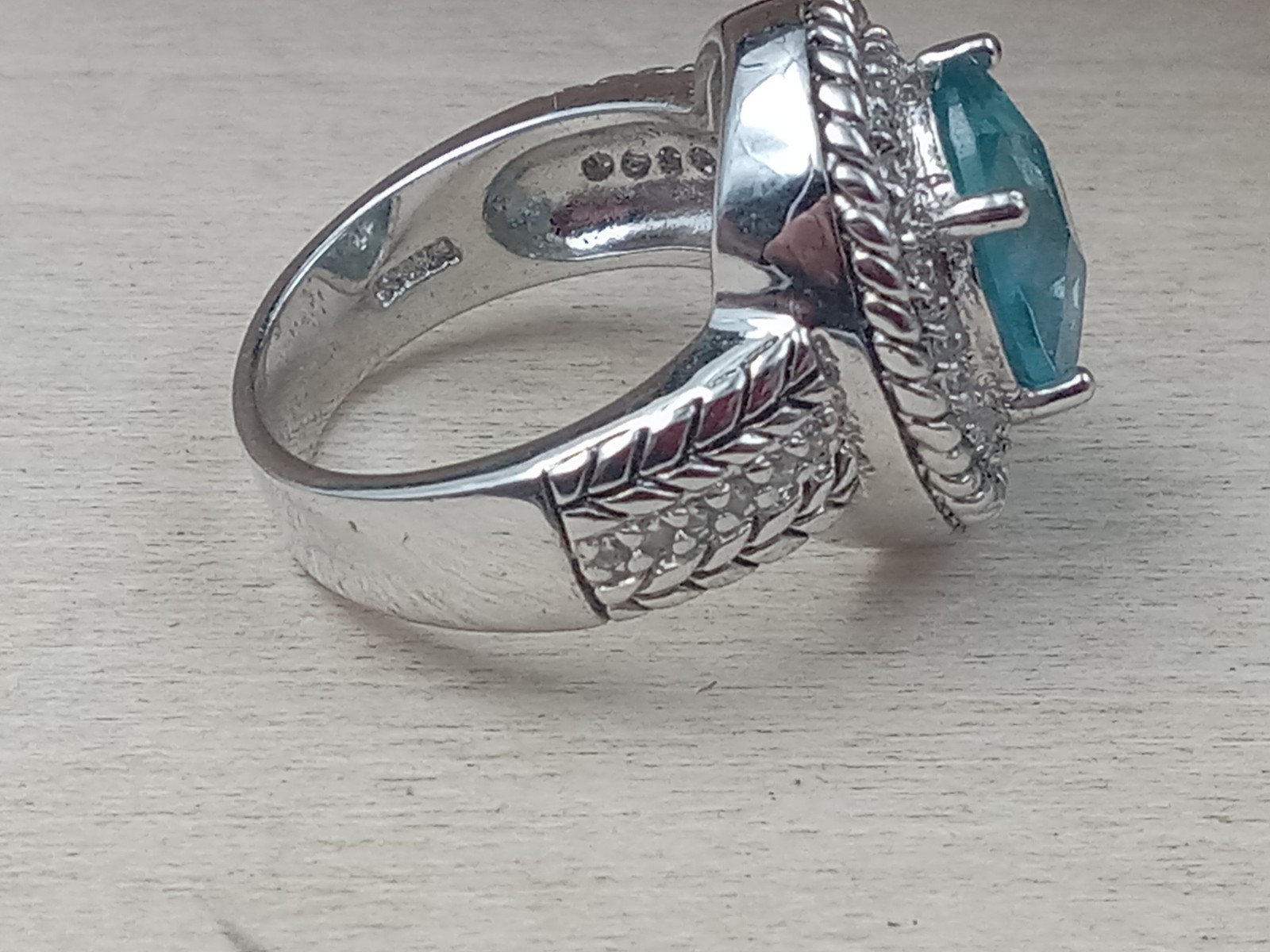 Sterling Silver Ring w. Blue Topaz Oval Center Stone & Clear Trim Stones: Size 6