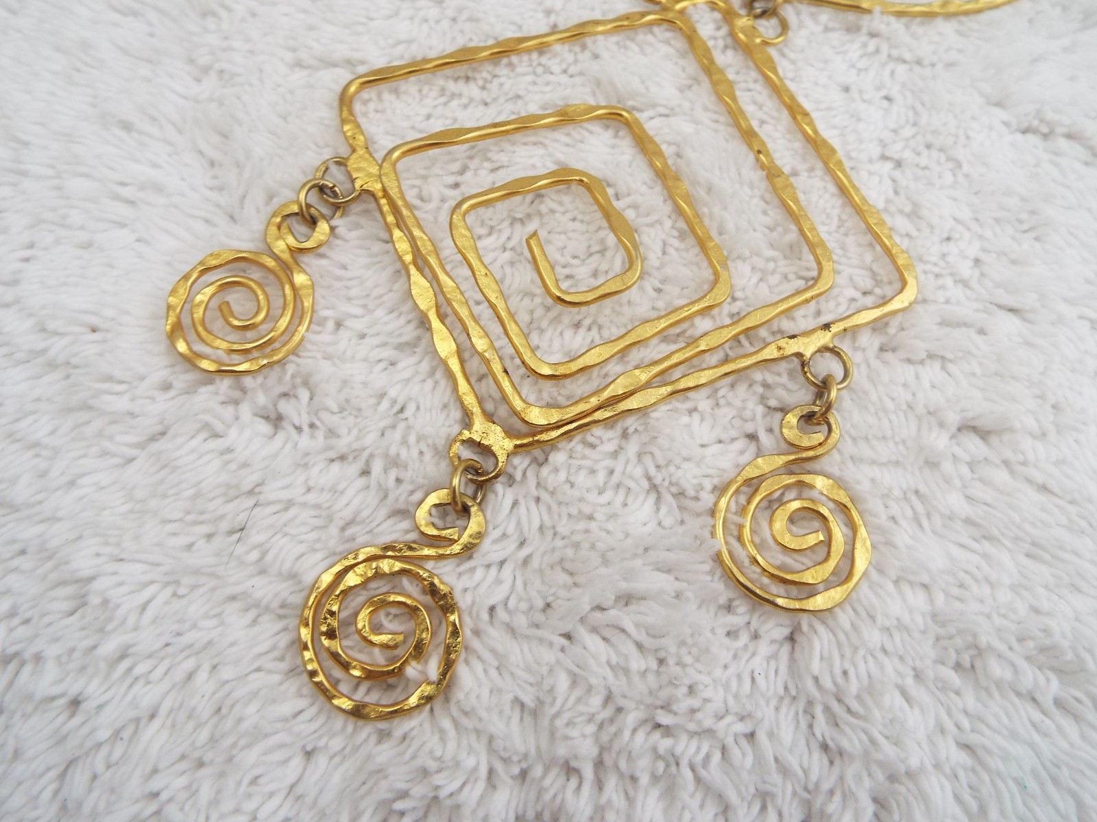 Hammered Goldtone Pendant Collar Necklace (J50)