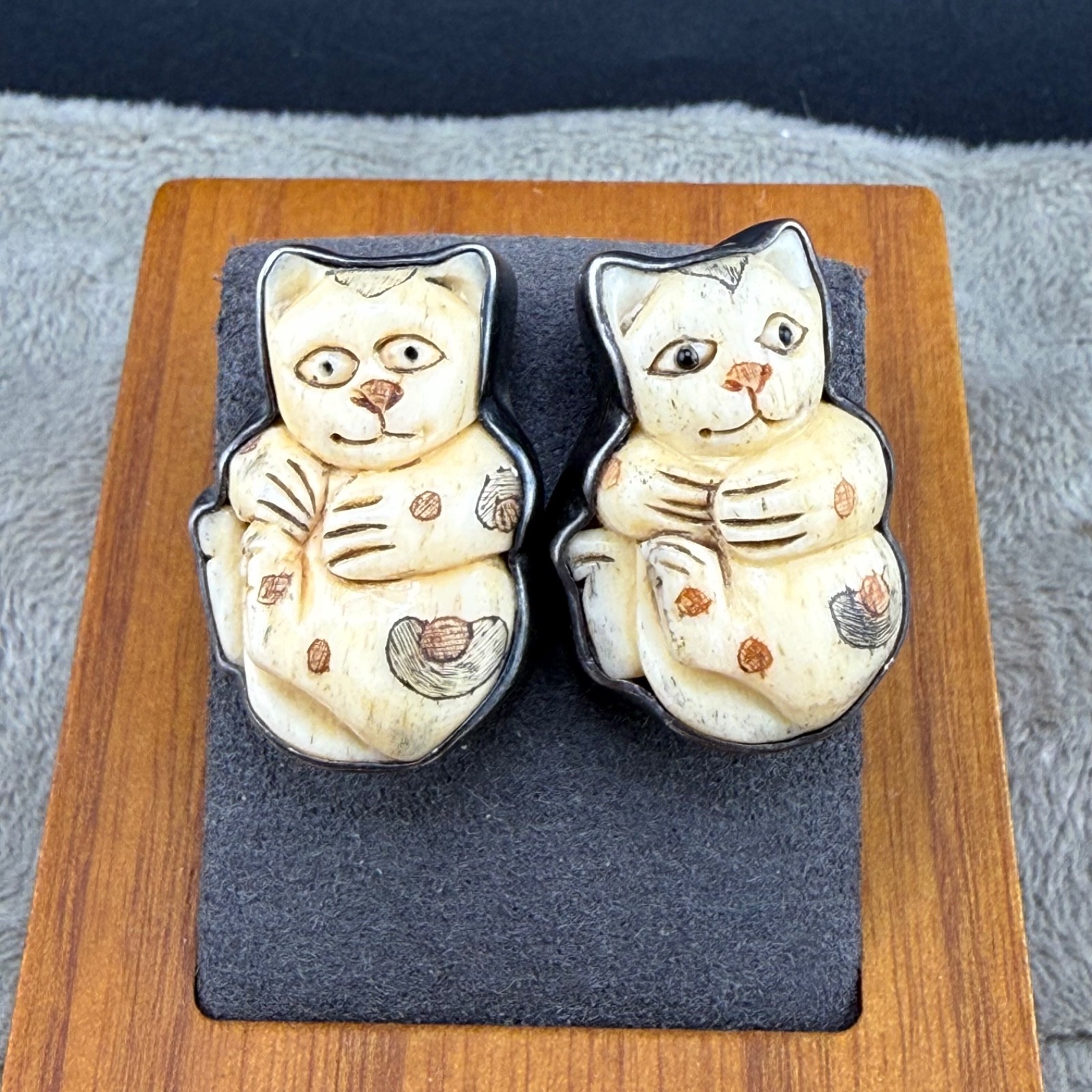 Amy Kahn Russell Sterling Silver Cat Earrings Pierced Carved Hand Made