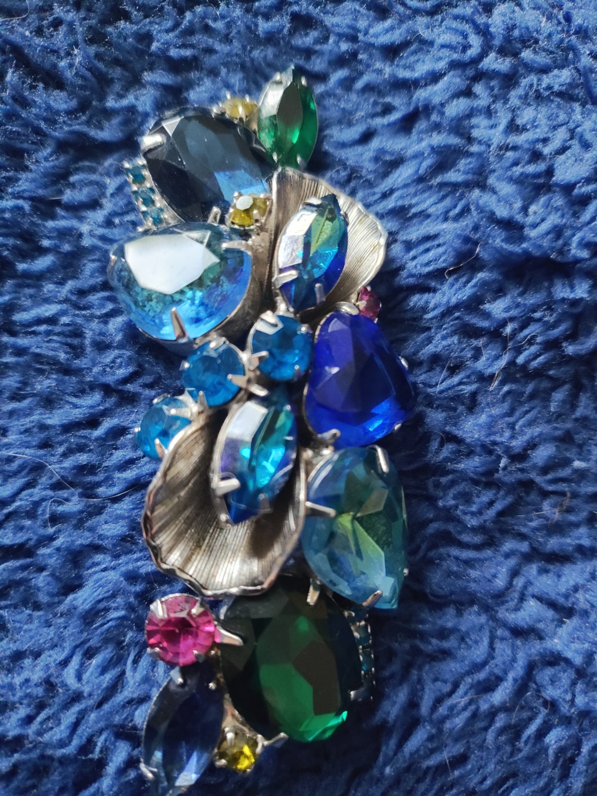 Vintage Julianna D&E 60s Brooch HELIOTROPE WATERMELON RHINESTONES. Art Glass Pin