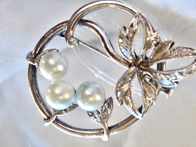 MIKIMOTO SIGNED VINTAGE BRIGHT CLEAN (3) 6 MM CULTURED AKOYA PEARLS STERLING PIN
