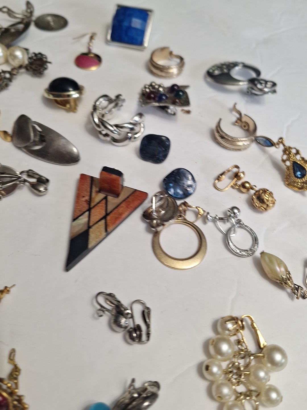 Costume Jewelry Earring Lot 40 pc pre-owned SINGLES AND PAIRS. AS IS . JZ