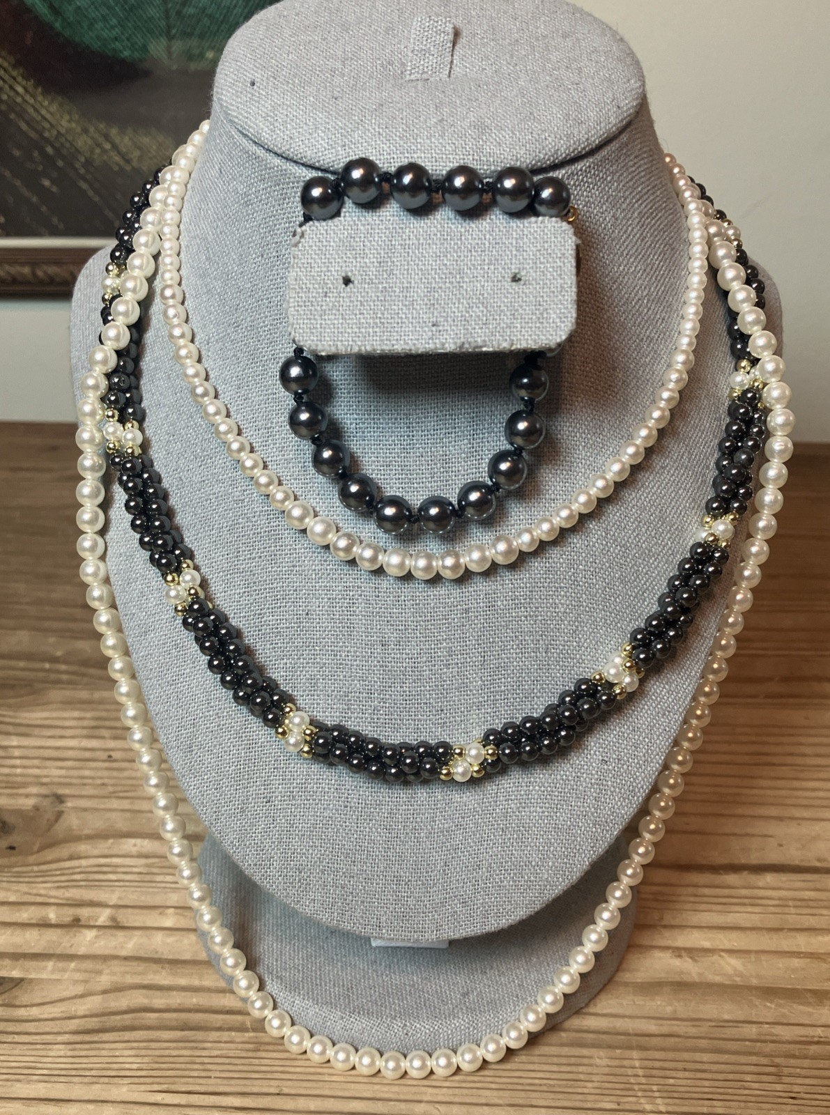 Vintage Pearl Necklaces And Braclet Lot White And Gray Pearls Gold Tone Clasps