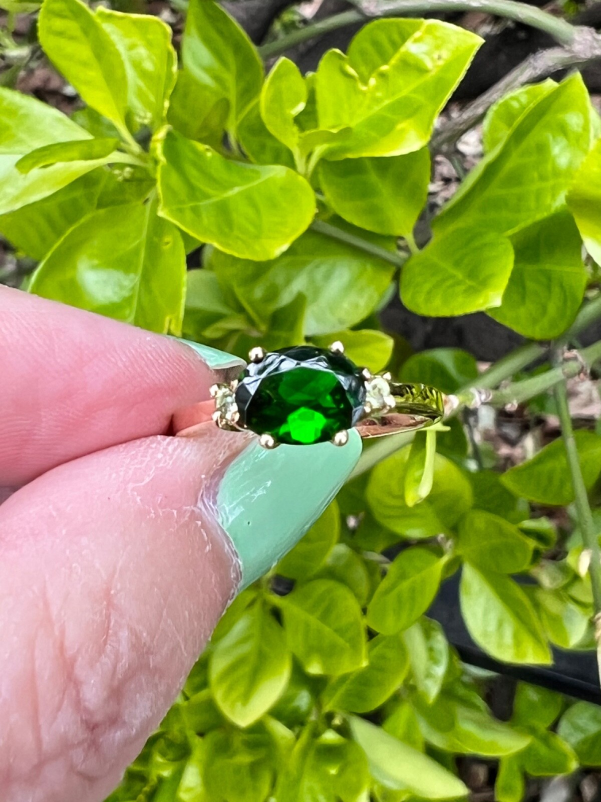 VINTAGE 14K GOLD OVAL EAST WEST SET DESIGN DIOPSIDE VIVID GREEN TOURMALINE RING