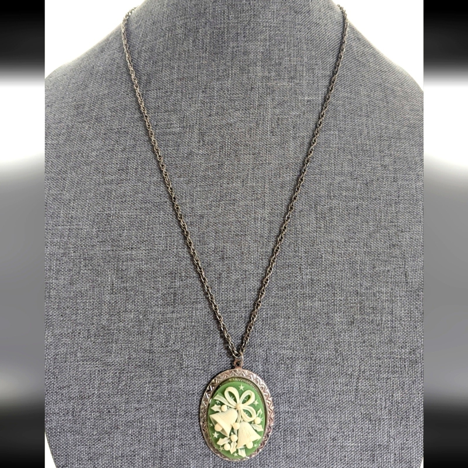 Vintage Silver Tone Lightweight Christmas Bells Holly Cameo Pendant Necklace
