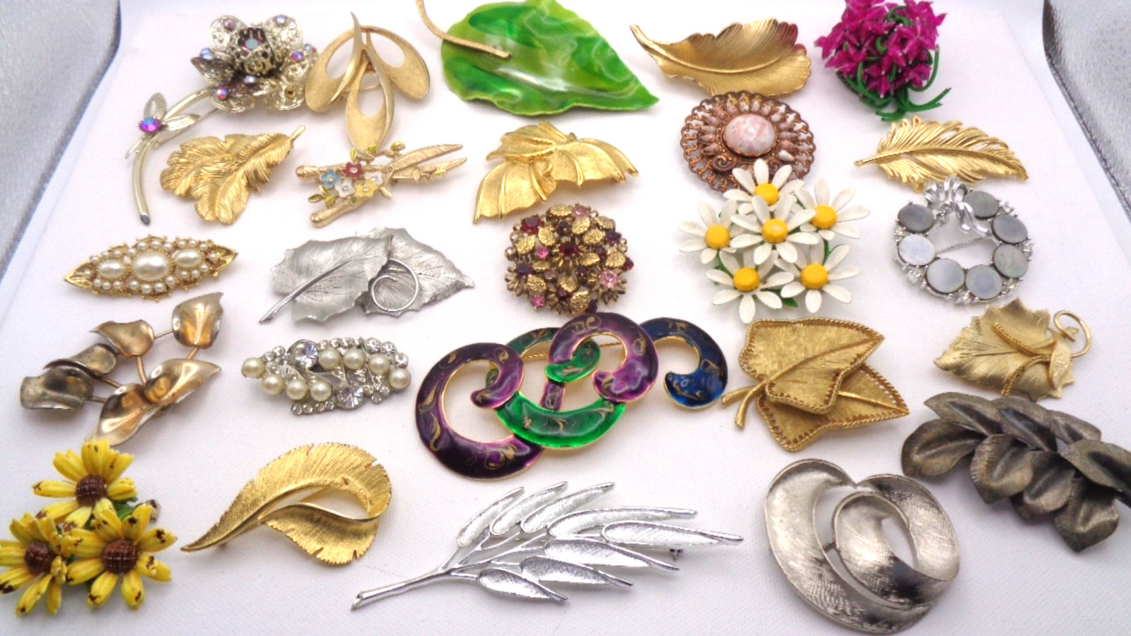 25 Vintage Cabochon Crystal Enamel Faux Pearl Rhinestone Flower Leaf Brooch Lot