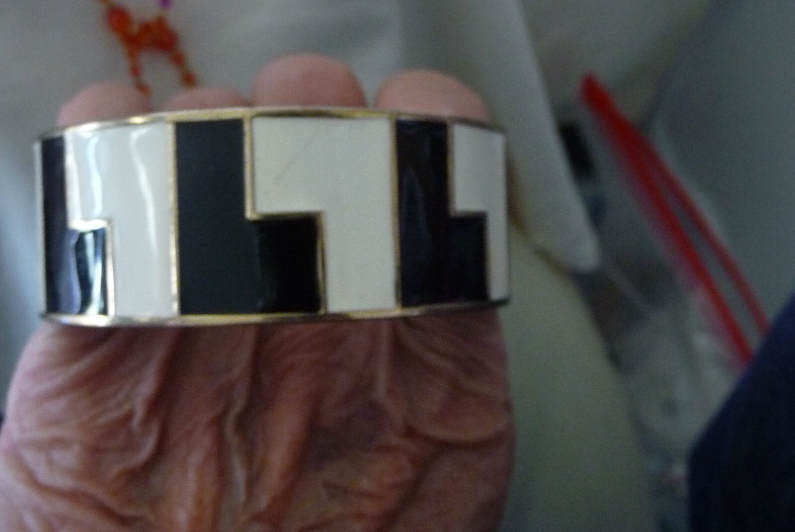 L.A.M.B. GWEN STEFANI SIGNED ABSTRACT B&W ENAMEL 1″ W BANGLE BRACELET #1925A