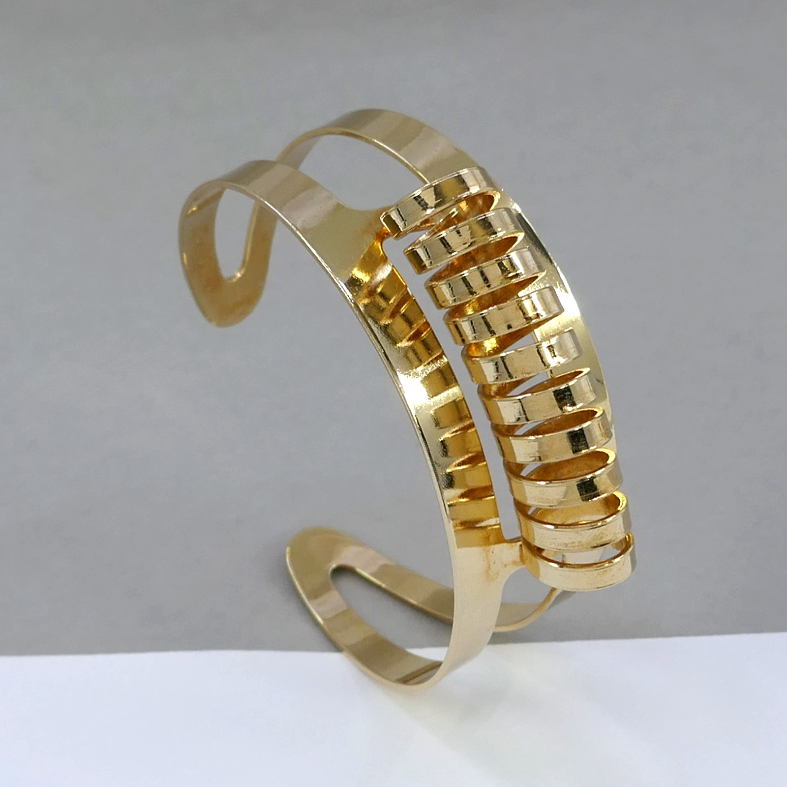 VINTAGE MODERNIST SARAH COVENTRY 1971 COSMIC WRAPAROUND CUFF GOLD-TONE BRACELET