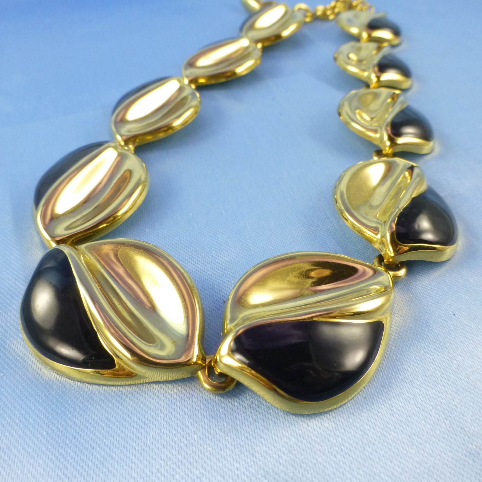 Fashionable Black Enamel on Gold-Tone Articulated Links Necklace Elegant
