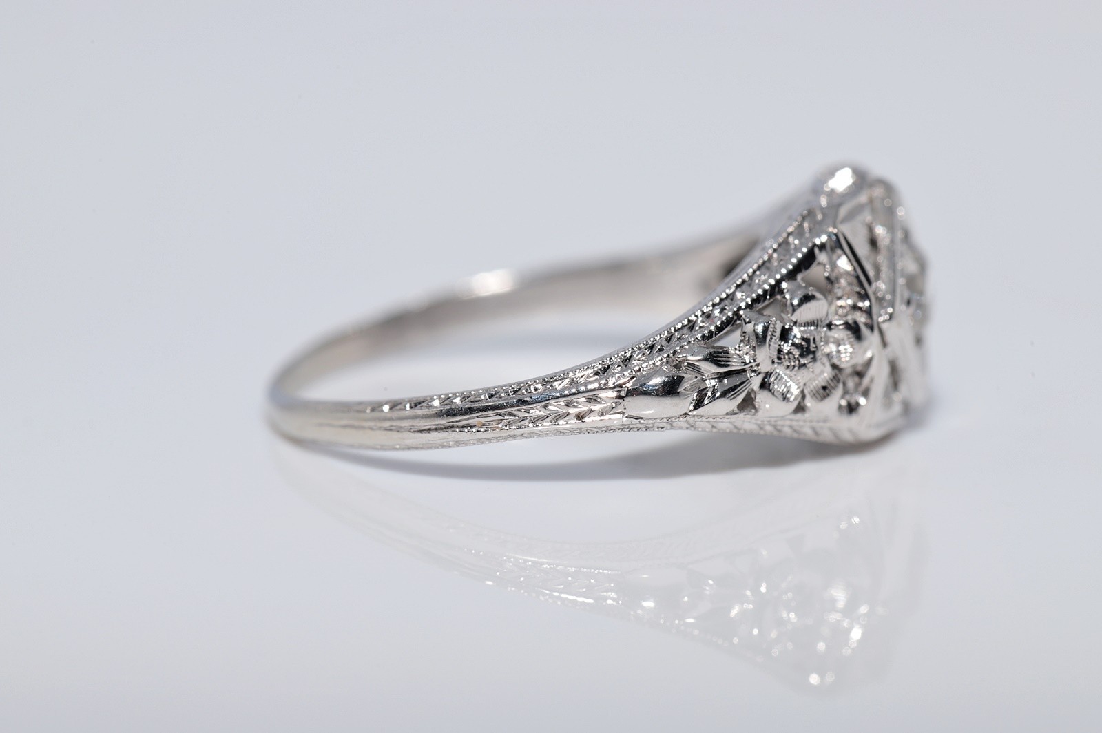 Antique Circa 1920s Handcrafted Art Deco 18k Gold Natural Diamond Ring
