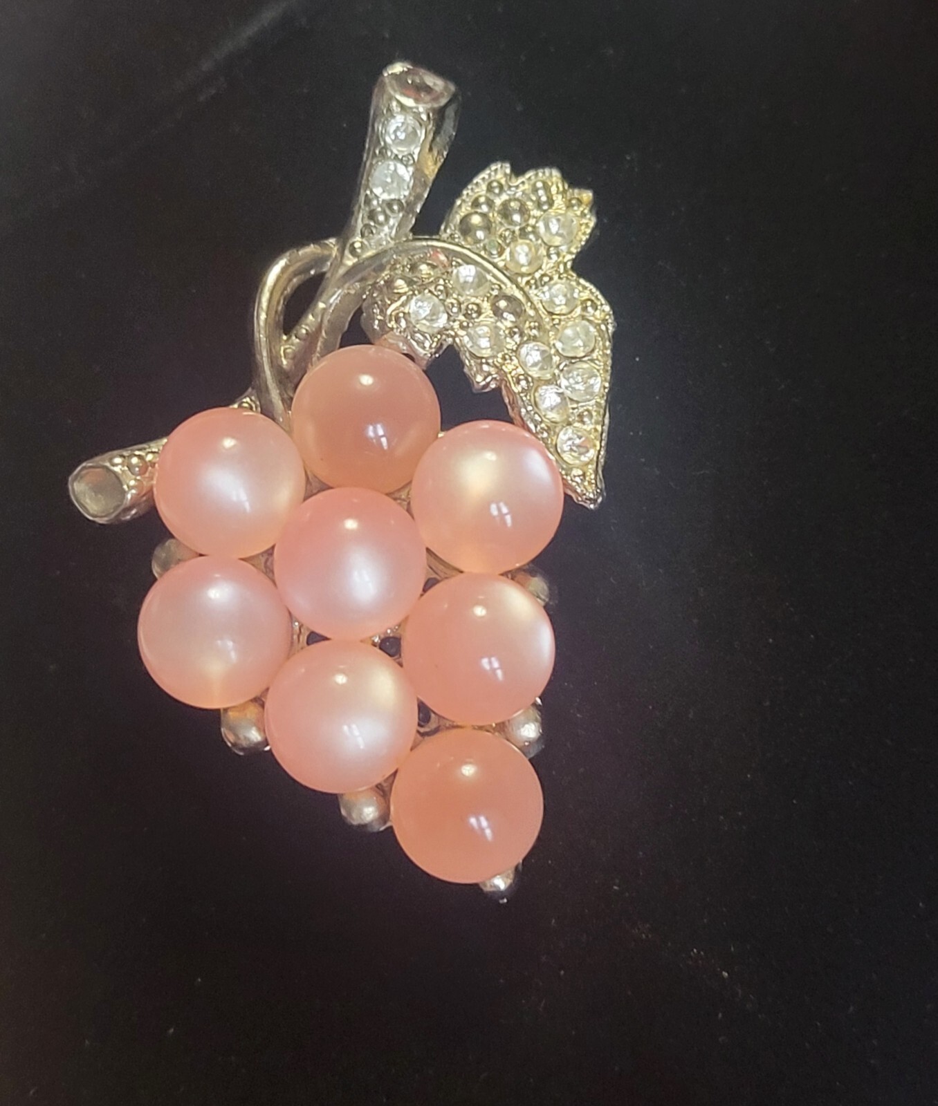 VINTAGE UNSIGNED CORO TYPE PEGASUS PEACH MOONGLOW GRAPE BROOCH