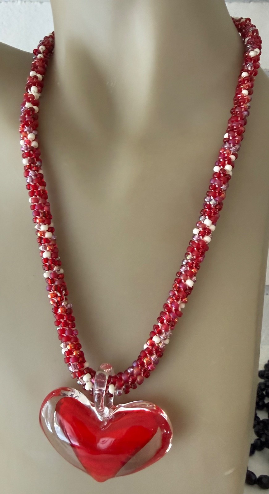 ESTATE RED WHITE ART GLASS LAMPWORK HEART LOVE PENDANT POPCORN NECKLACE 20″