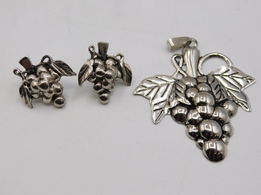 C322-VINTAGE PENDANT/PIERCED EARRINGS~SILVER TONE~GRAPE CLUSTERS