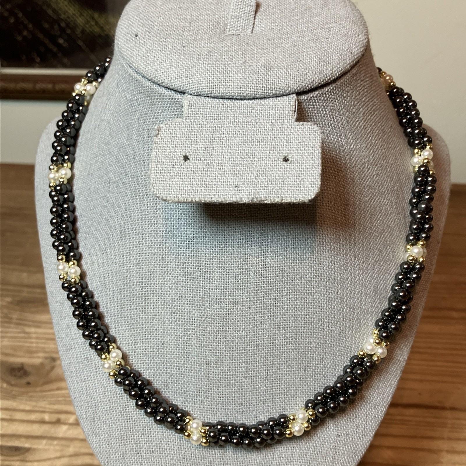 Vintage Pearl Necklaces And Braclet Lot White And Gray Pearls Gold Tone Clasps