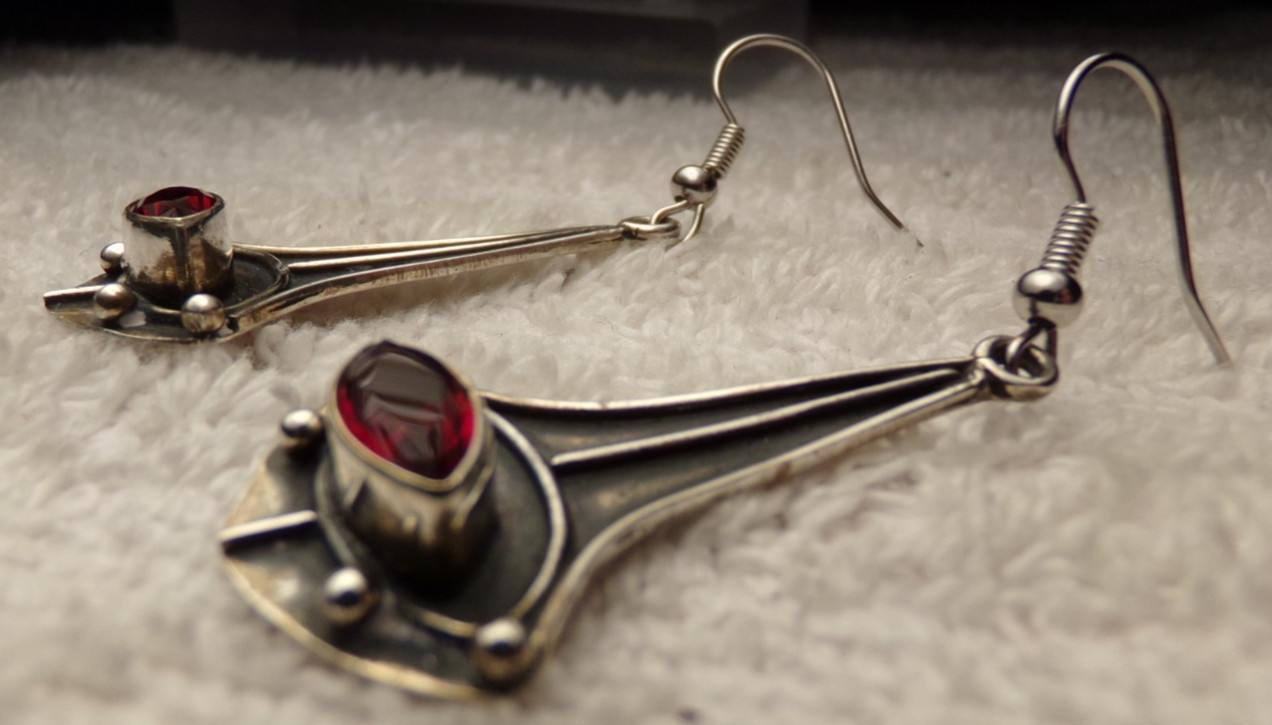 VTG STERLING SILVER RED GARNET STONE ETRUSCAN NIELLO WORK DROP PIERCE EARRINGS