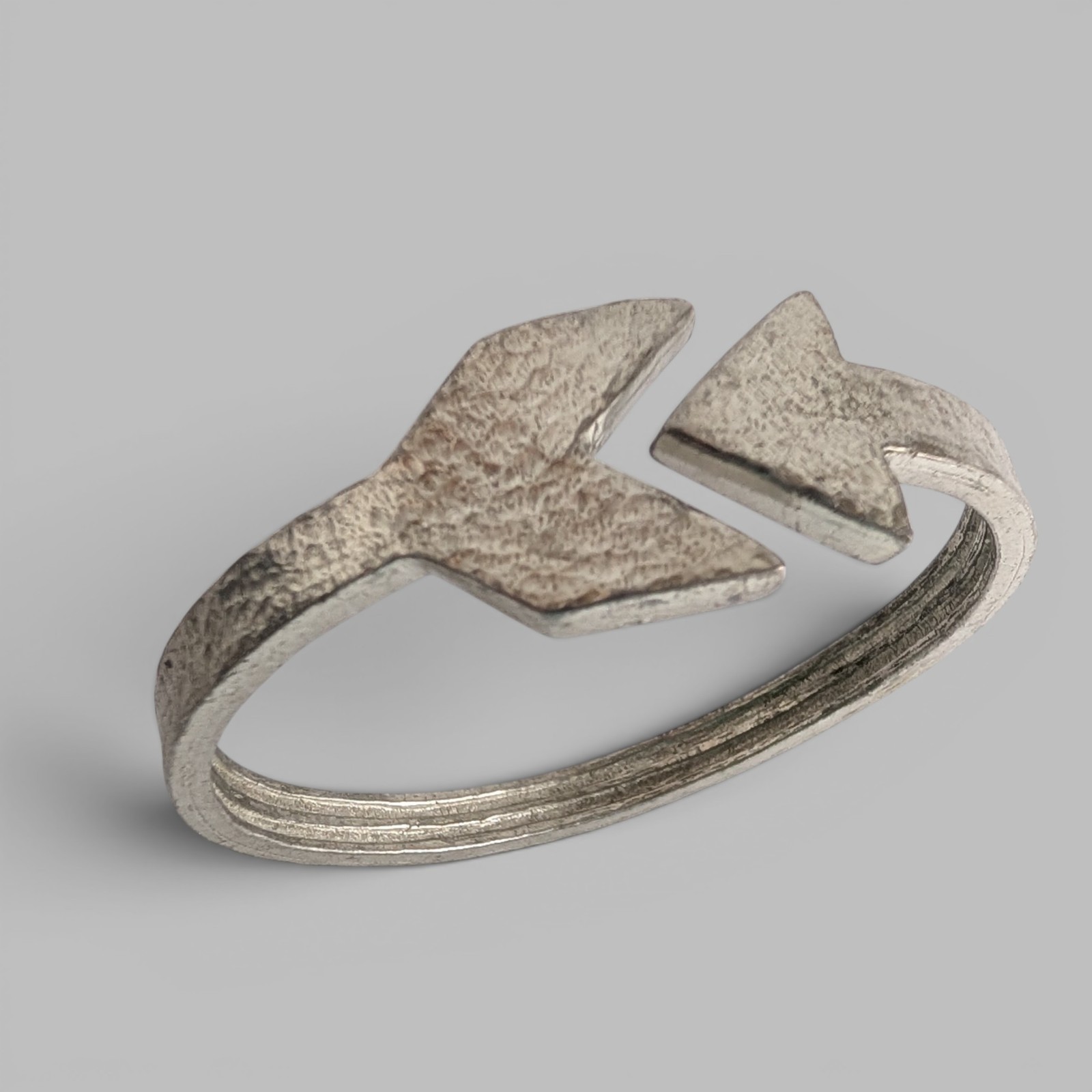 Robert Zentall Hammered Pewter Arrow Bangle Bracelet Adjustable Vintage