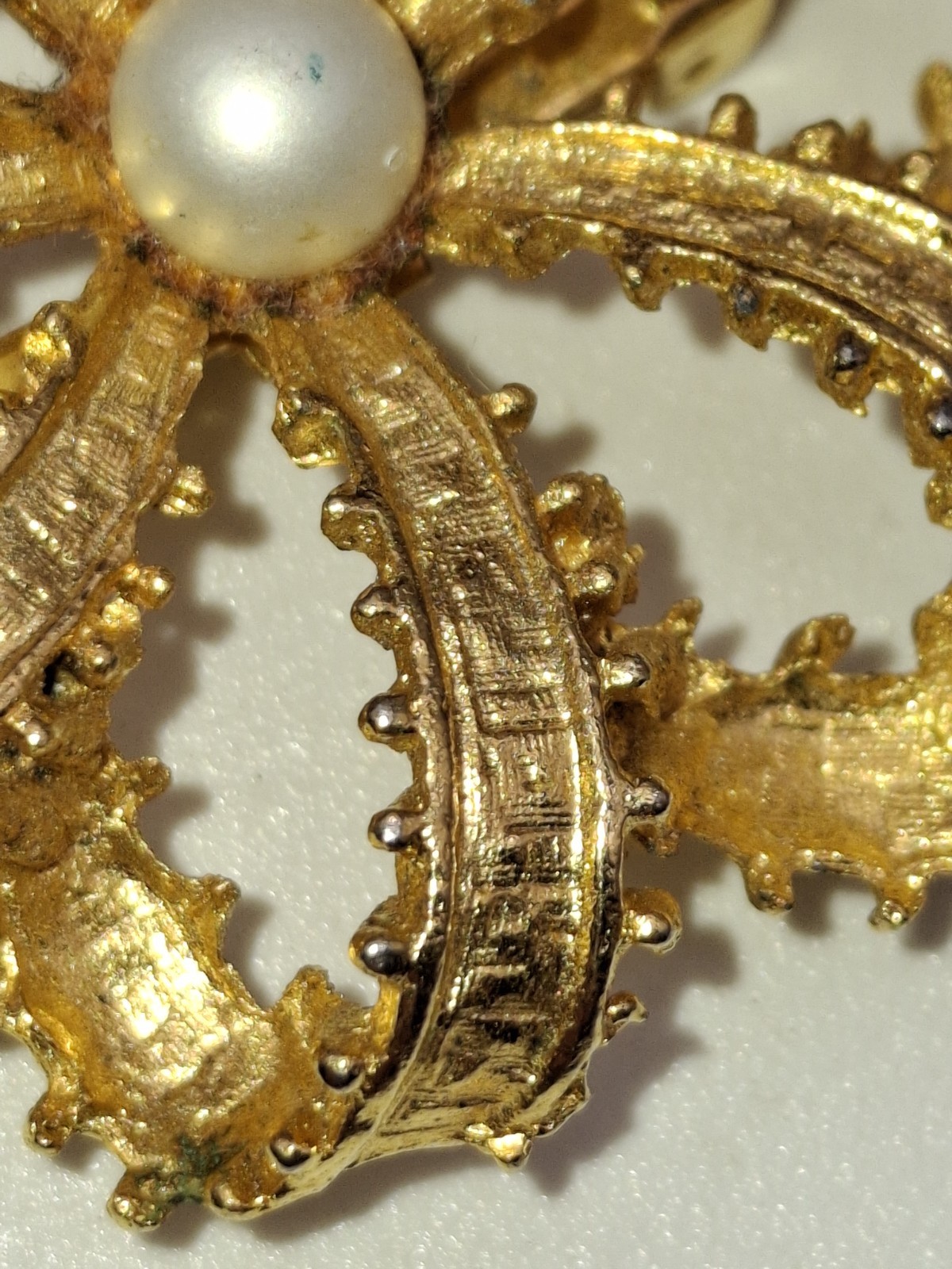 Graziano Vintage Signed Gold Tone Flower Brooch with Pearl Center Almost 2″ EUC