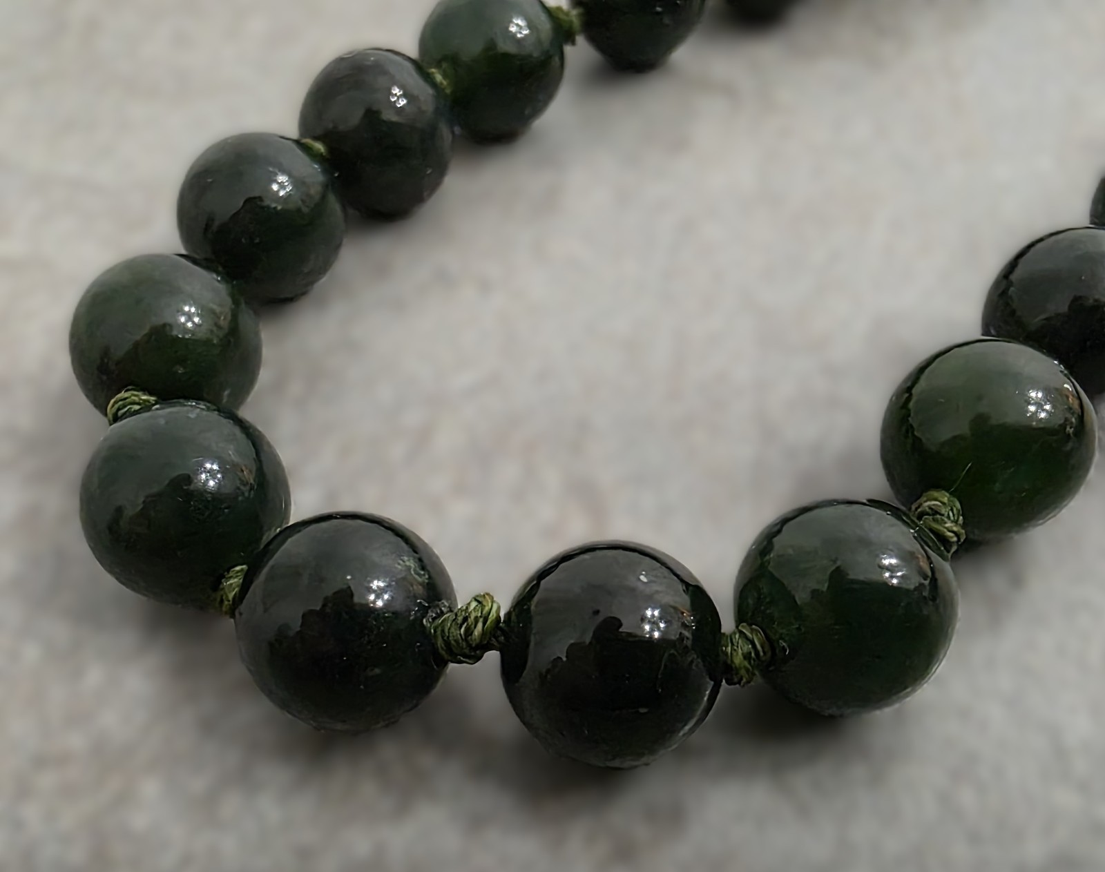 Vintage 18″ Dark Green JADITE JADE 8mm Knotted Beaded Necklace