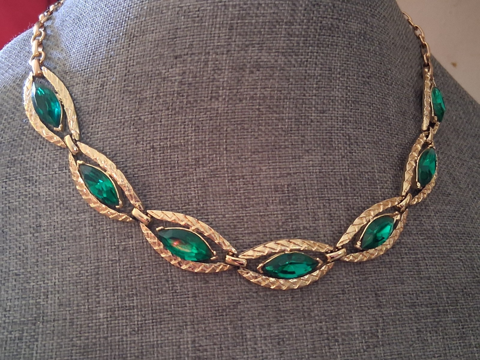 Coro emerald green marquise-cut chain link necklace, gold-tone, excellent condit