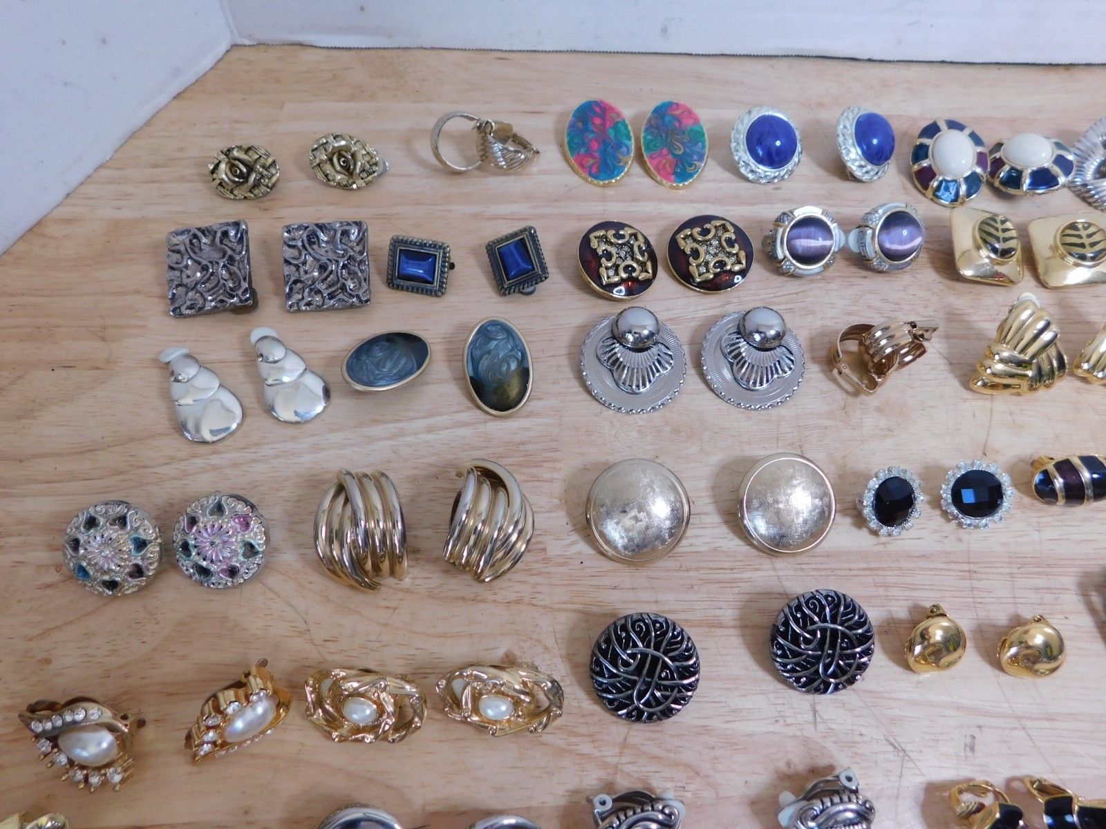 99 Pair Chunky Statement Clip Earrings 80’s Costume Gold Toned Enamel, 3/106