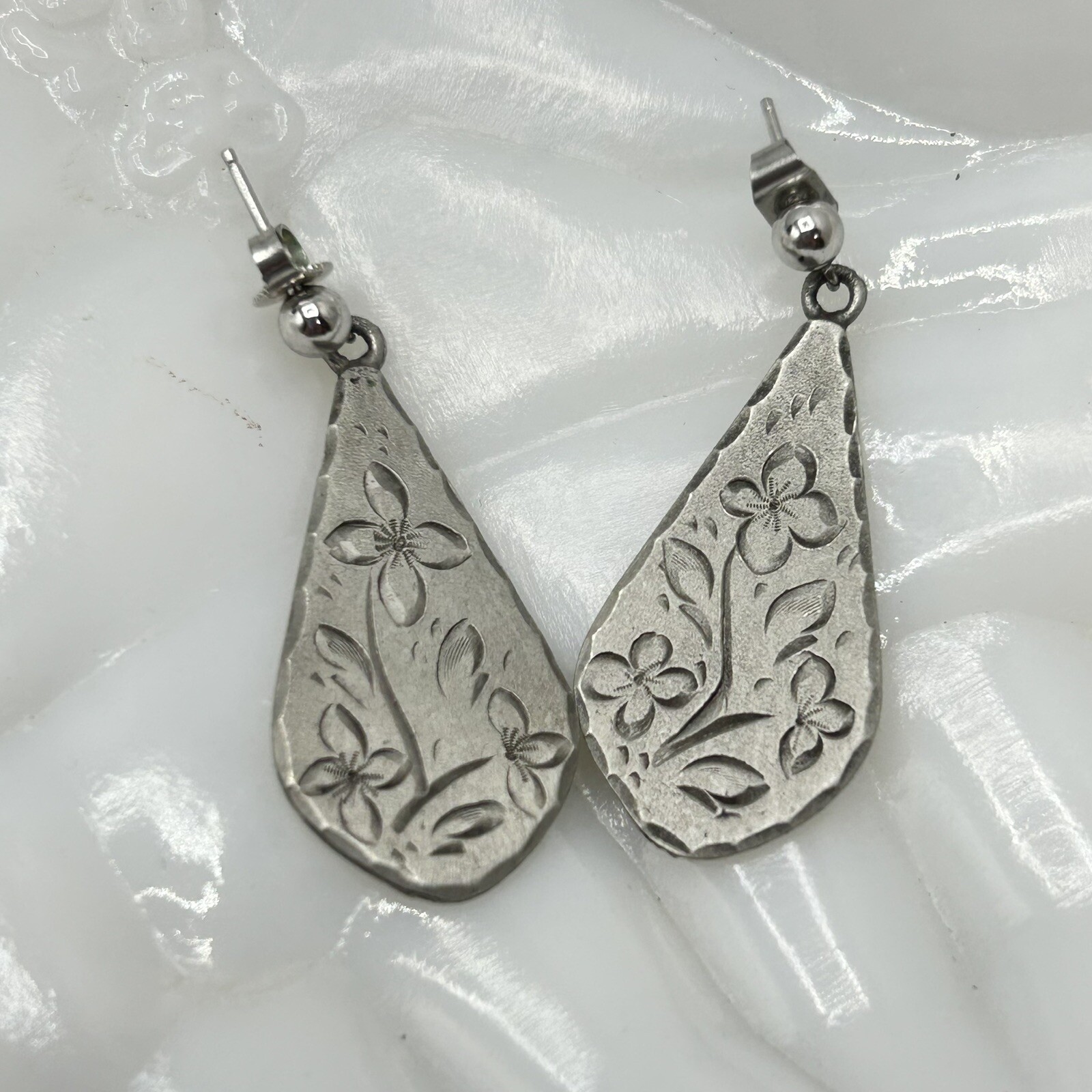 Vtg 70s BDA Pewter Etched Flower Dangle Earrings Boho Hippie Silver Teardrop