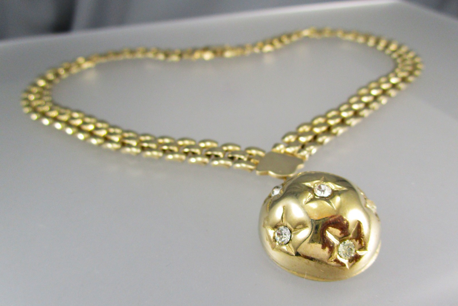Vintage Gold Tone Basketweave Chain Dangling Round Crystal Pendant Necklace 781
