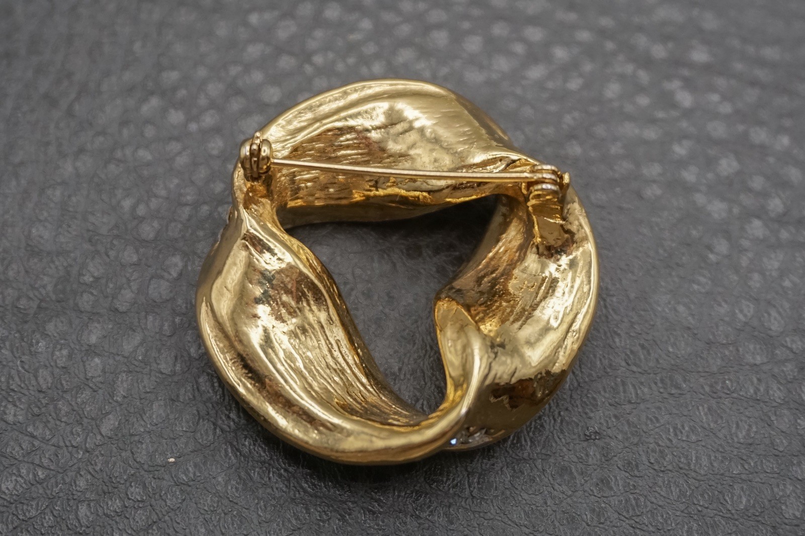 Vintage 80s Runway Gold Tone Brooch Pin Pave Clear Rhinestone Twist Ribbon