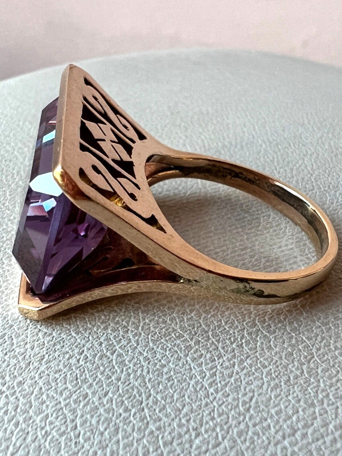 VINTAGE 14K GOLD HUGE EAST WEST TENSION SET PURPLE COLOR CHANGE SAPPHIRE RING