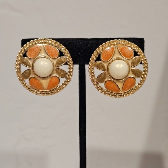 Trifari Vintage Elegant Gold Orange Brown Cream Floral Clip On Earrings Round