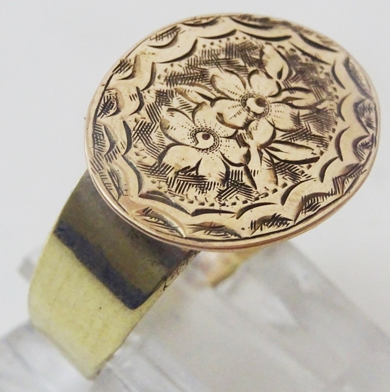 Vintage 9 karat Gold Engraved Ring